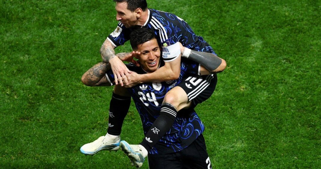 Enzo Fernández y Lionel Messi con la camiseta de la Selección Argentina