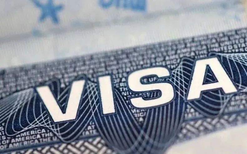 Sello de visado estadounidense sobre un pasaporte