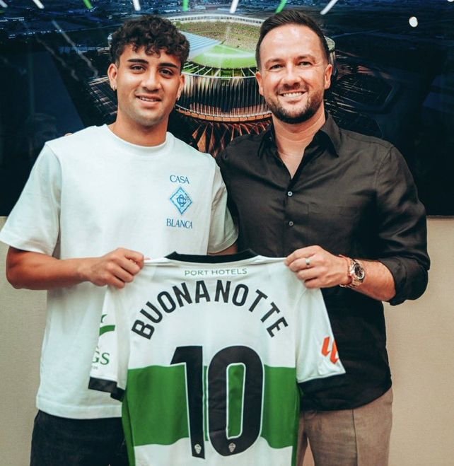 Facundo Buonanotte con la camiseta del Elche