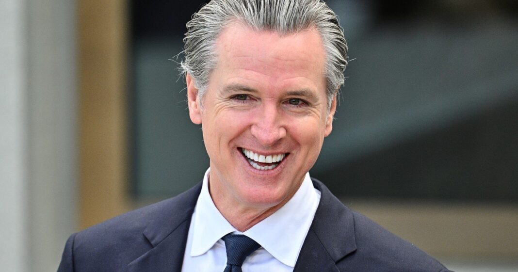 Gobernador Gavin Newsom firmando la ley SB 169 en California