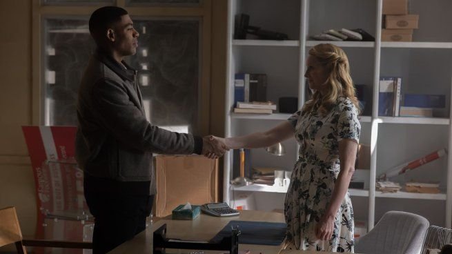 Imagen promocional de la serie Linternas con Kyle Chandler y Aaron Pierre