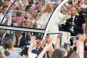 Fieles católicos durante una peregrinación en Santa Fe