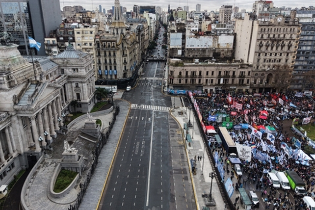 Manifestantes frente al Congreso Nacional durante protesta contra la ley de propiedad privada