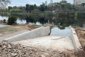 Vista del Lago del Parque Sur durante obras de infraestructura para los Juegos Suramericanos Santa Fe 2026