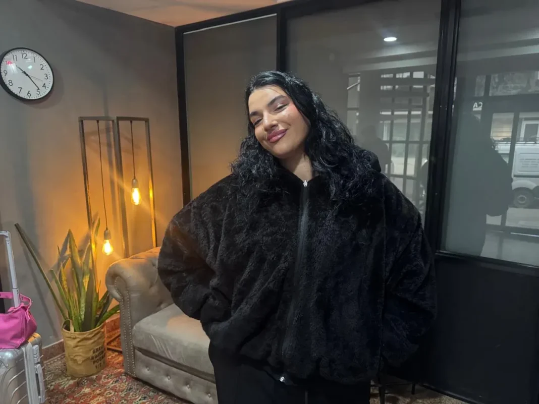 Luz Gaggi durante una presentación en vivo