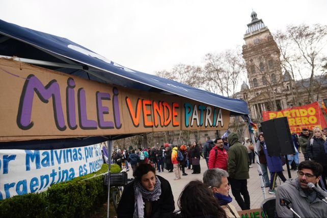 Manifestantes marchan en Rosario contra la Ley de Inviolabilidad de la Propiedad Privada
