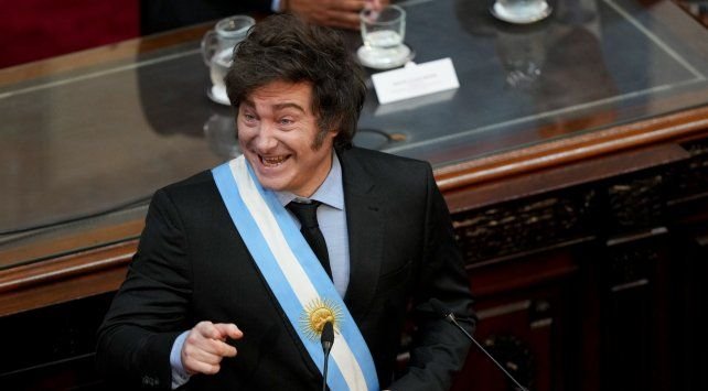Presidente Javier Milei hablando en un atril en el recinto de la Cámara de Diputados