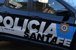 Policía científica en la puerta de un edificio en Rosario