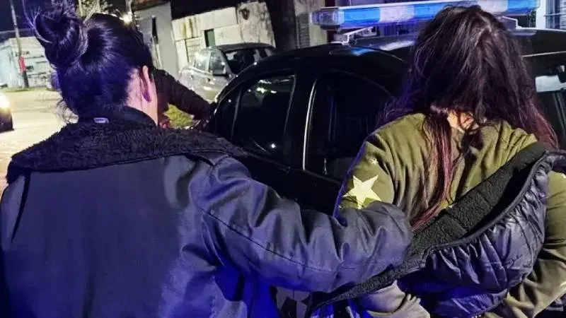 Policía en la puerta de una vivienda en Rosario