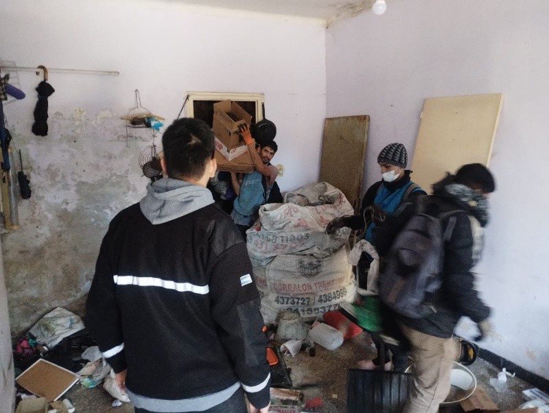 Camión municipal retirando residuos de una vivienda en Rosario