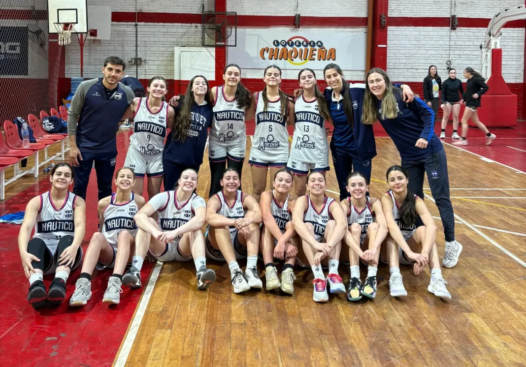 Equipo U15 femenino de Náutico de Rosario celebrando la clasificación a semifinales