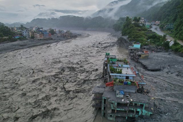 Residentes de Dhading, Nepal, buscan pertenencias entre escombros tras las inundaciones