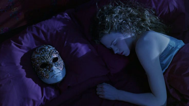 Escena de la película Eyes Wide Shut con Tom Cruise y Nicole Kidman