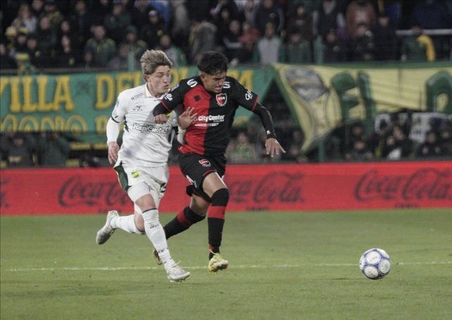 Jugadores de Newell's Old Boys durante el partido contra Defensa y Justicia en Florencio Varela