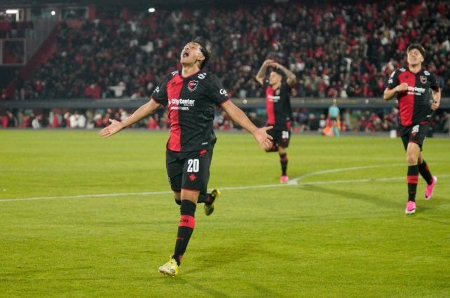 Jugadores de Newell's celebrando un gol ante Deportivo Riestra en el Coloso Marcelo Bielsa