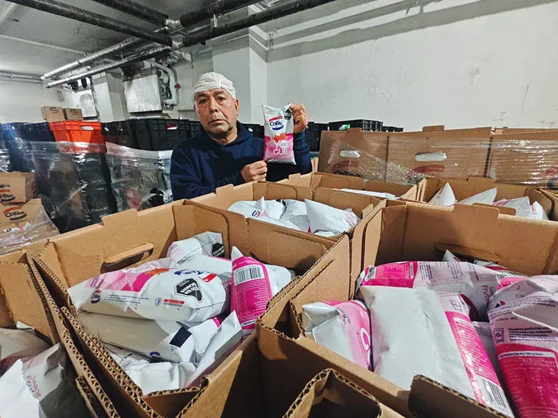 Trabajadores de la Nueva Cotar en la planta de producción