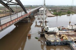 Trabajos de pilotaje en el río Salado para el nuevo Puente Carretero Santa Fe-Santo Tomé