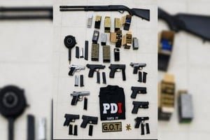 Armas de fuego secuestradas por la PDI en allanamientos en Santa Fe