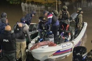 Lancha de la Prefectura Naval en el río Paraná durante el operativo