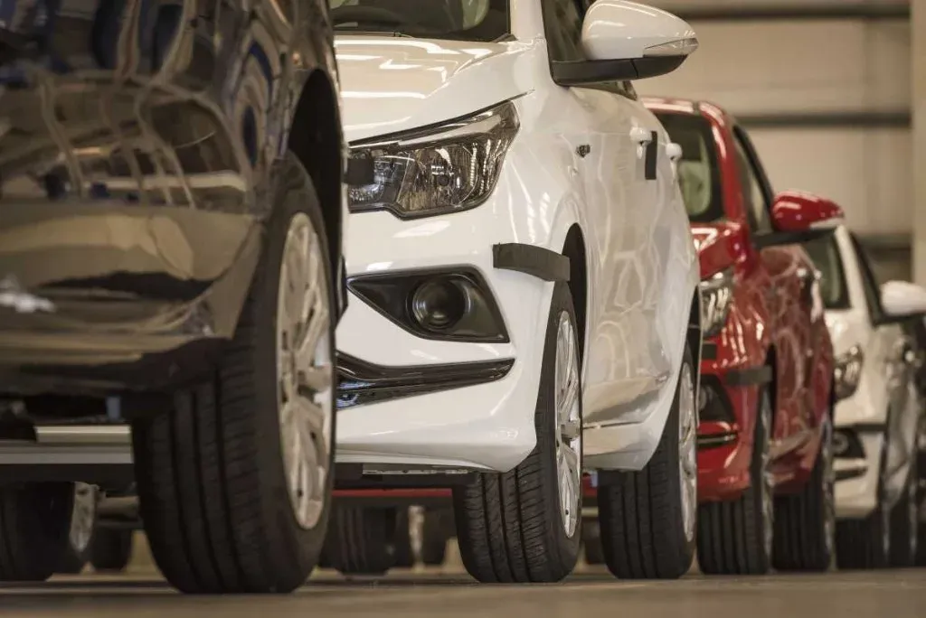 Concesionaria de autos con vehículos en exhibición