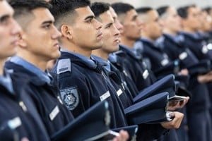 Firma de decreto de aumento salarial para policías y penitenciarios en Santa Fe