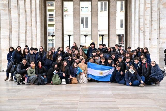 Alumnos en el patio cívico del Monumento Nacional a la Bandera durante la promesa de lealtad