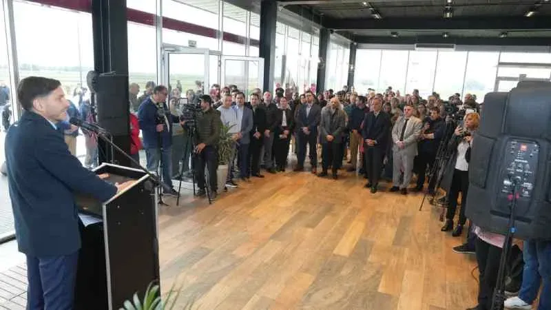 Inauguración de estación de servicio en San Agustín con presencia del gobernador Pullaro