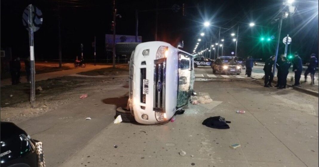 Patrulleros en la escena del vuelco en Rosario