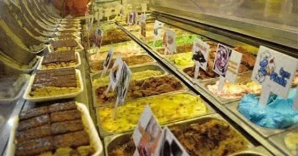 Helado artesanal en una heladería de Rosario