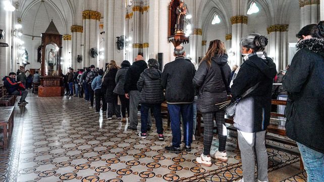 Fieles en la parroquia de San Cayetano en Rosario