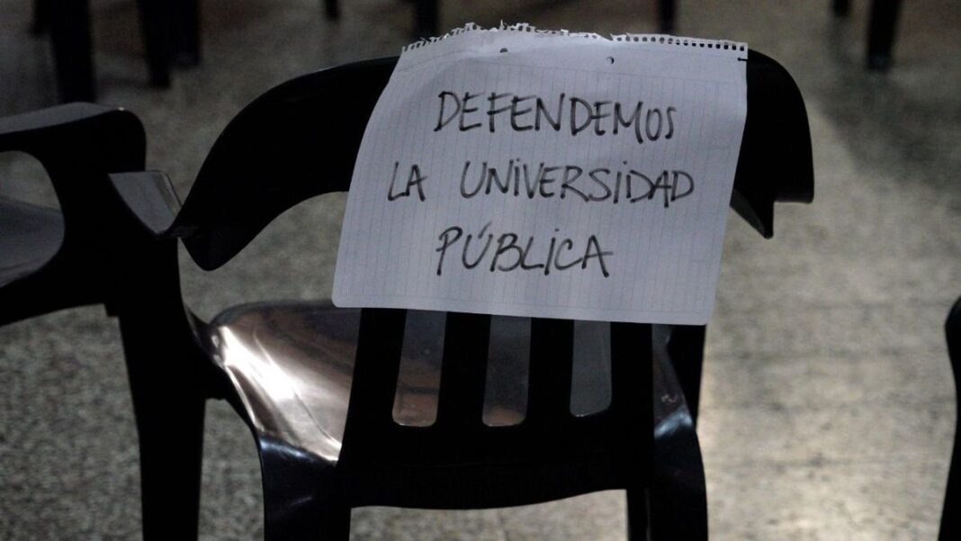 Estudiantes en la puerta de la Facultad de Humanidades y Artes de la UNR