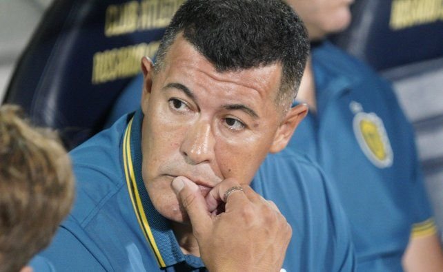 Jugada de Copetti frente a Unsain durante el partido Talleres vs. Rosario Central