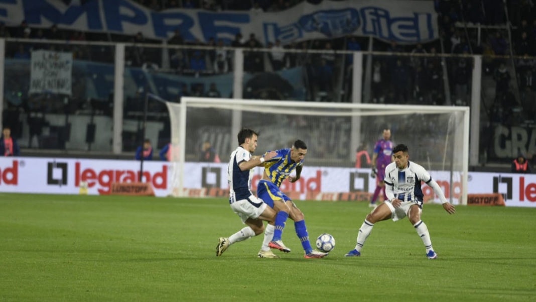 Jugadores de Talleres y Rosario Central durante el partido en el estadio Mario Kempes