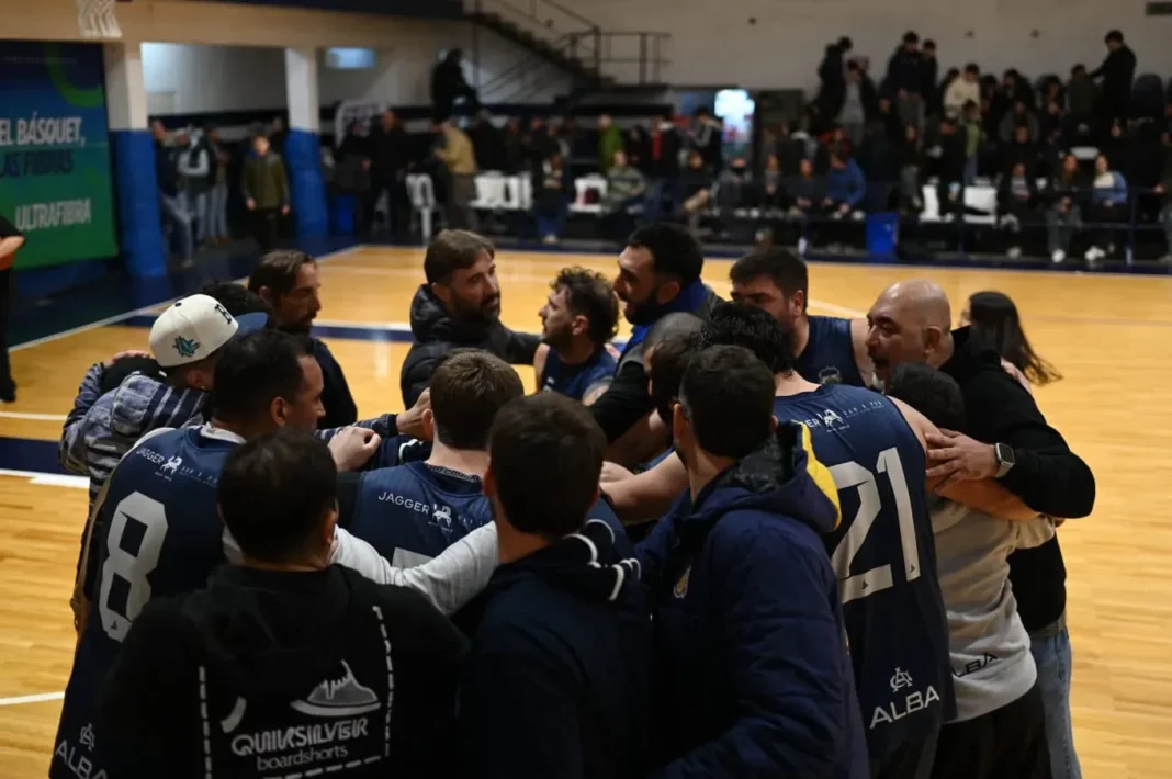 Partido de básquet entre Náutico y Temperley en la Superliga rosarina