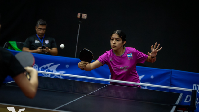 Isabella Olivarez jugando al tenis de mesa