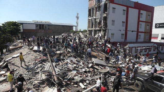 Rescatistas trabajan entre escombros tras el terremoto en Colombia