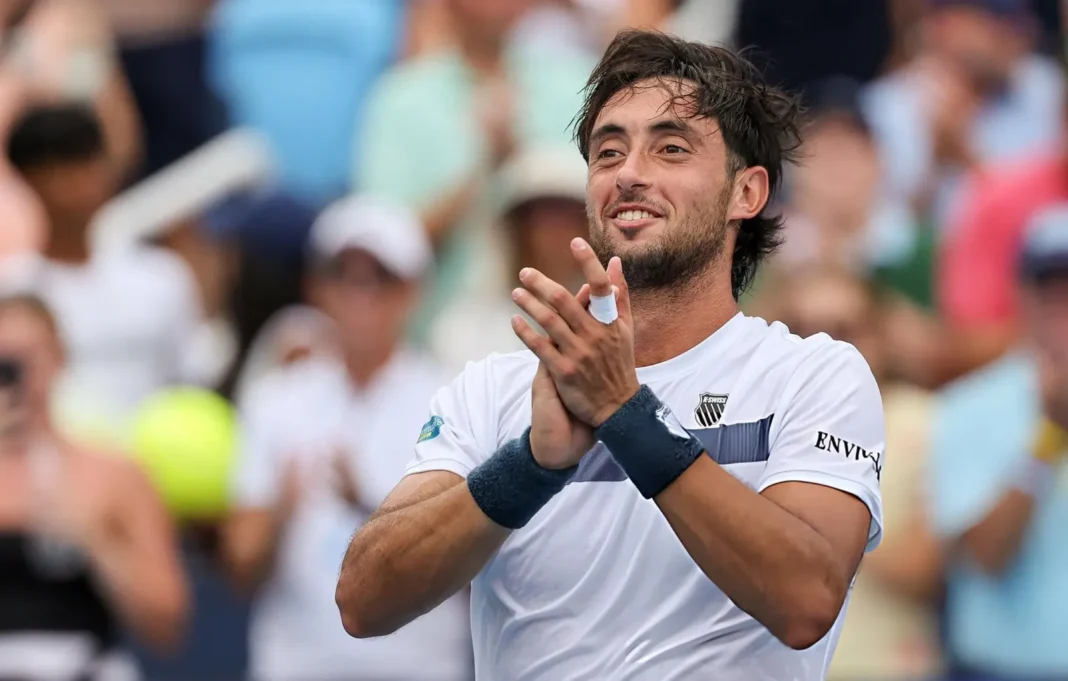 Thiago Tirante durante su partido contra Jakub Mensik en el Masters 1000 de Cincinnati