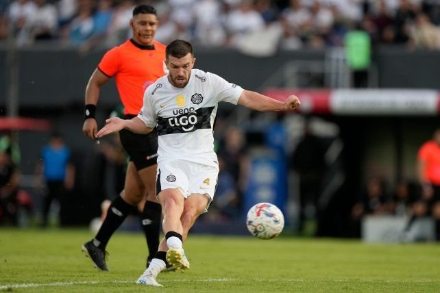 Tim Payne celebrando su gol con la camiseta de Olimpia