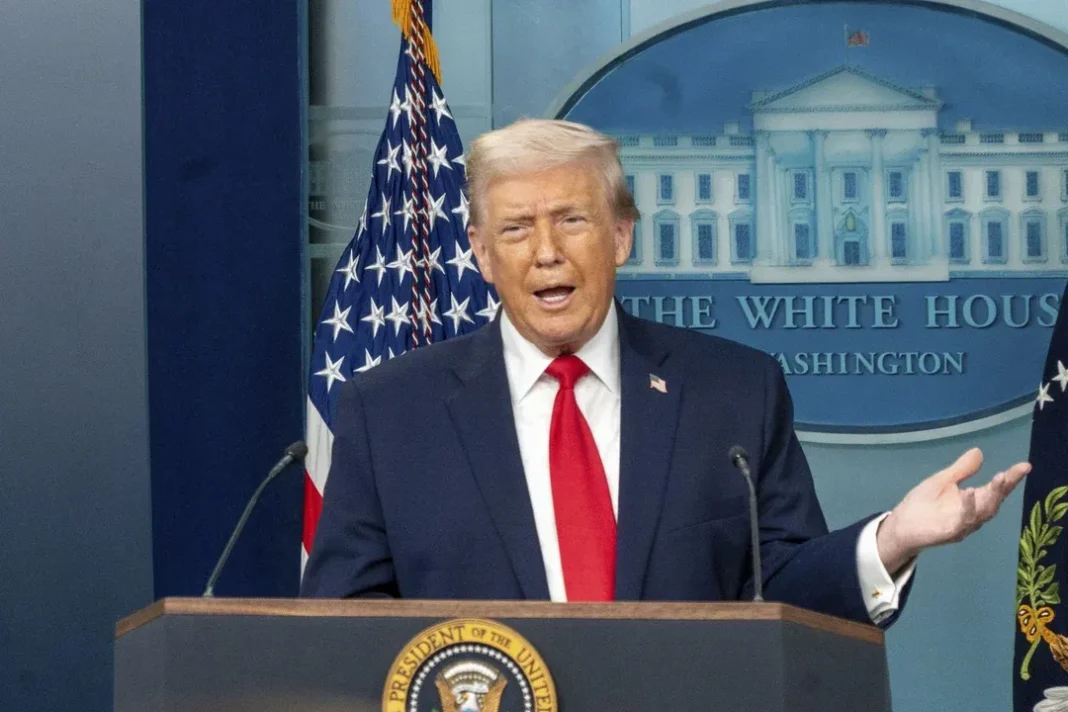 Donald Trump firmando una orden ejecutiva en el Despacho Oval