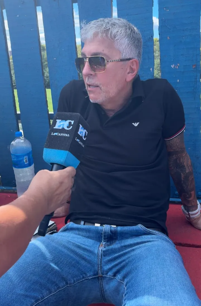 Jorge Messi en la tribuna del estadio Gabino Sosa