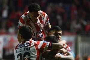 Jugadores de Unión celebran un gol ante Sarmiento en el estadio 15 de Abril