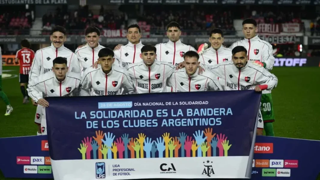 Jerónimo Reinatti atajando durante el partido entre Newell's y Estudiantes