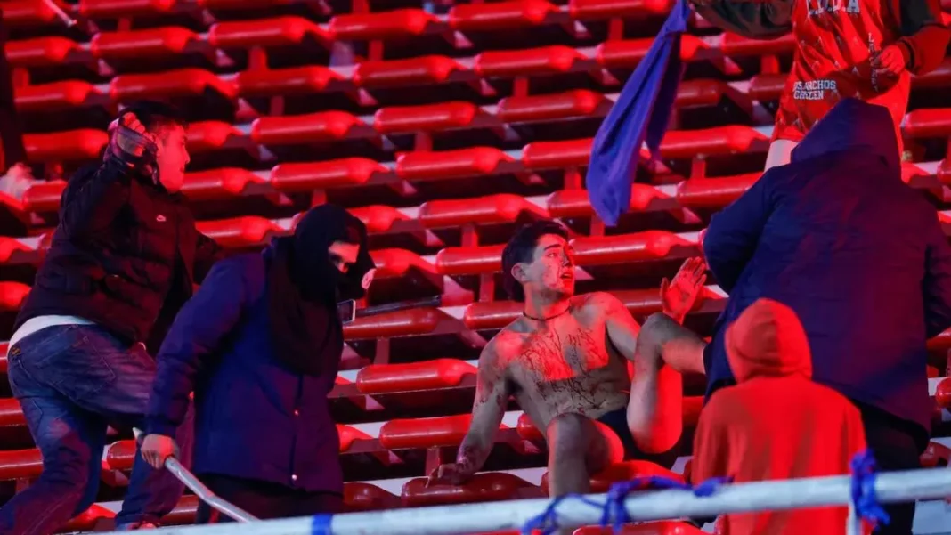 Estadio Libertadores de América durante incidentes entre barras