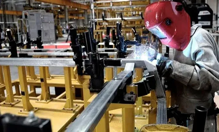 Fábrica metalúrgica con maquinaria en producción