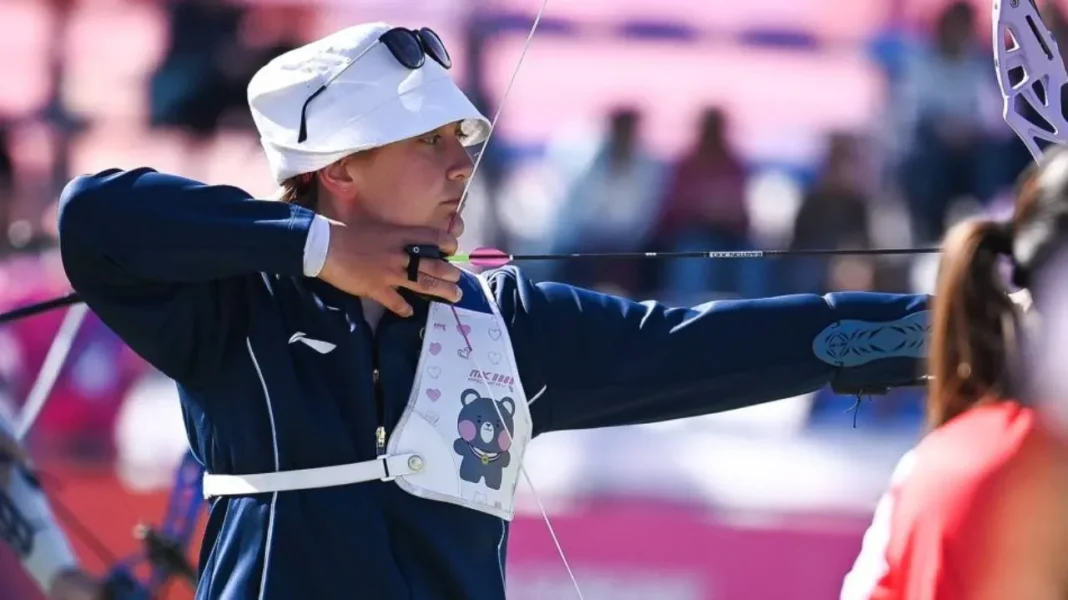 Alma Pueyo durante la competencia de tiro con arco en los Juegos Suramericanos Santa Fe 2026