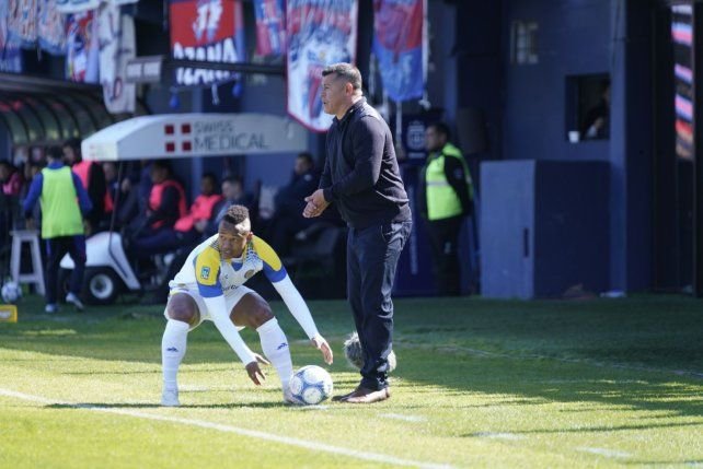 Jorge Almirón, entrenador de Rosario Central, durante un partido.