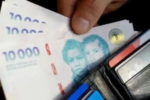 Personas realizando trámites en una oficina de ANSES