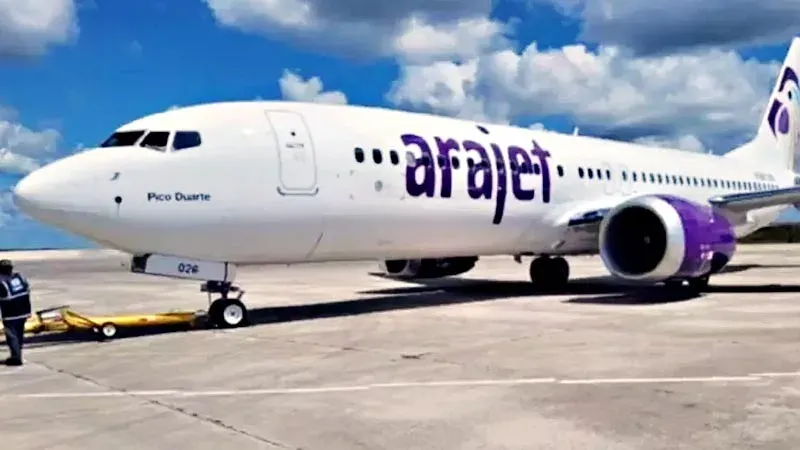 Avión de Arajet en pista de aterrizaje