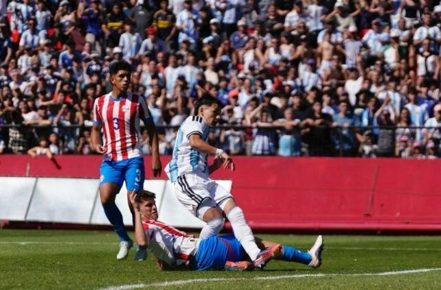 Partido de fútbol entre Argentina y Paraguay en el estadio Coloso por los Juegos Suramericanos