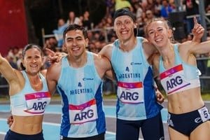 Atletas argentinos celebrando en la pista del CARD tras ganar el oro en el relevo 4x400 mixto de los Juegos Suramericanos Santa Fe 2026
